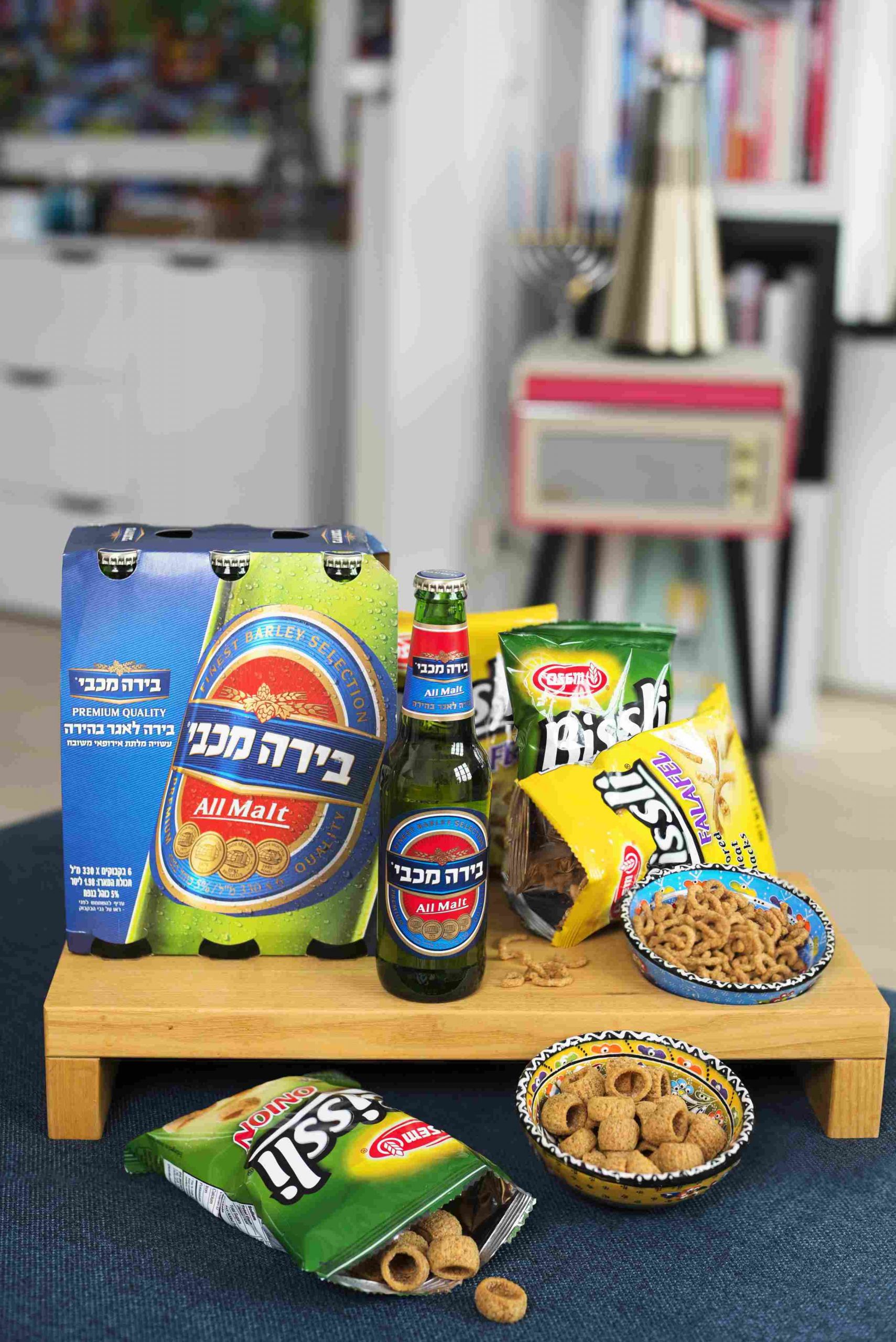 Partymenü "Israelischer Abend mit Freunden" mit Maccabee-Bier, Trinkspiel und knusprigen Bissli-Snacks – Bild 2